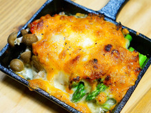 混ぜて焼くだけでこの旨さ!簡単サンマの水煮缶でアスパラきのこのトマトチーズ焼きのレシピ