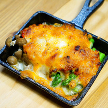 混ぜて焼くだけでこの旨さ!簡単サンマの水煮缶でアスパラきのこのトマトチーズ焼きのレシピ