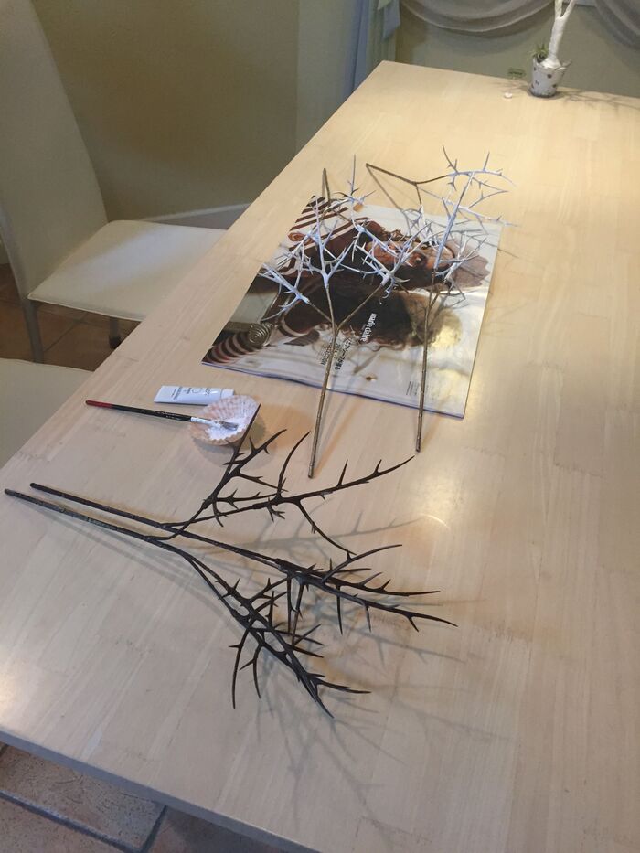 枝に軽い粘土で肉ずけ、枝らしい雰囲気にする