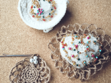 かぎ針を使ってカラフルビーズカチュームとヘアピン