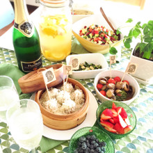 ボトルの色に合わせて爽やかテーブルコーディネート!