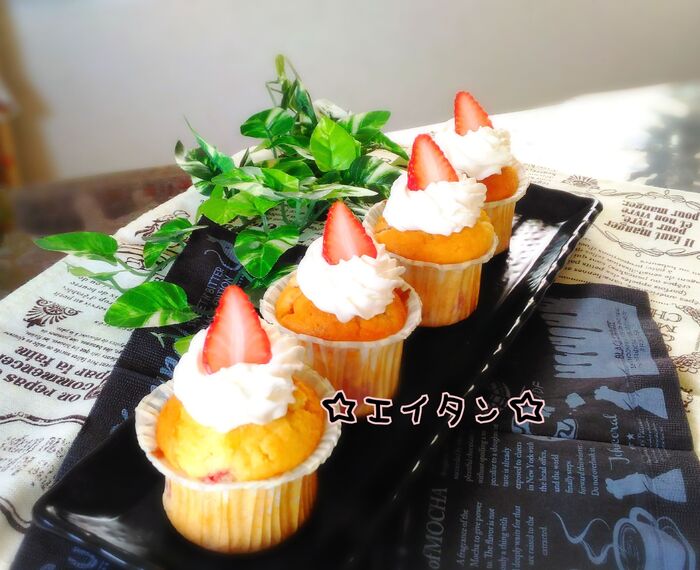 苺たっぷりジューシー簡単カップケーキ