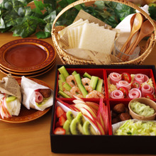 カラフルお重を囲んでワイワイ♪パーティ用サンドシナイッチ