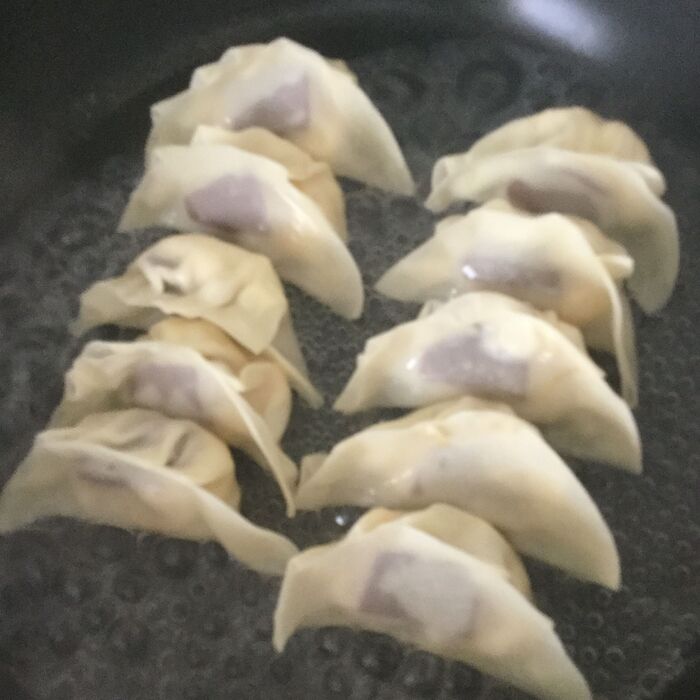 フライパンを中火にかけて焼きます。