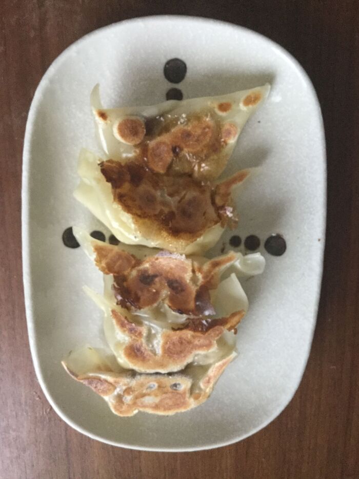 焦げ目を上にして盛り付けます。