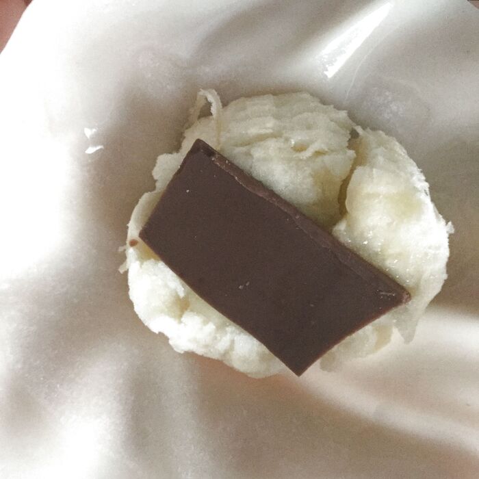 バナナとチョコを餃子の皮で包みます。