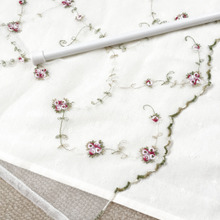 カーテン衣替え★薔薇柄のかわいいレースで小窓カーテンをハンドメイド