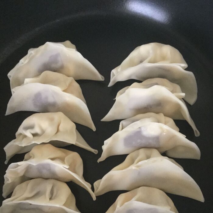 フライパンに餃子を並べます。
