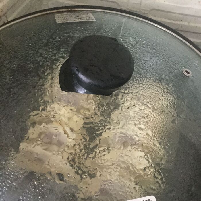 フタをして蒸し焼きにします。