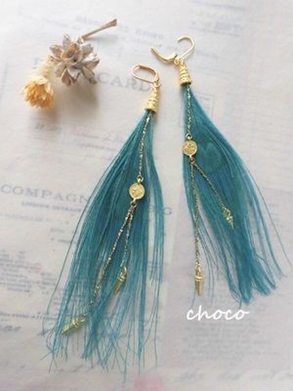 インパクト大♥孔雀のフェザーピアス