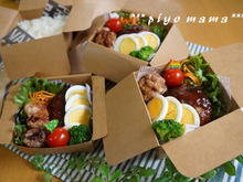 セリアのフードパックで。デリ風ロコモコ丼弁当