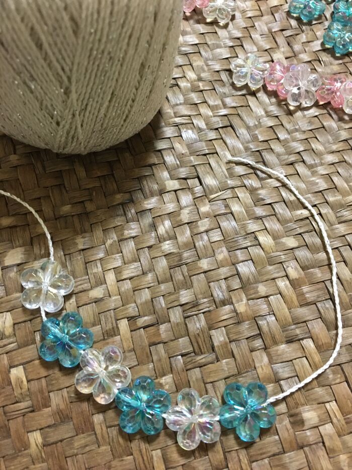 先ず、使う分のビーズを通します