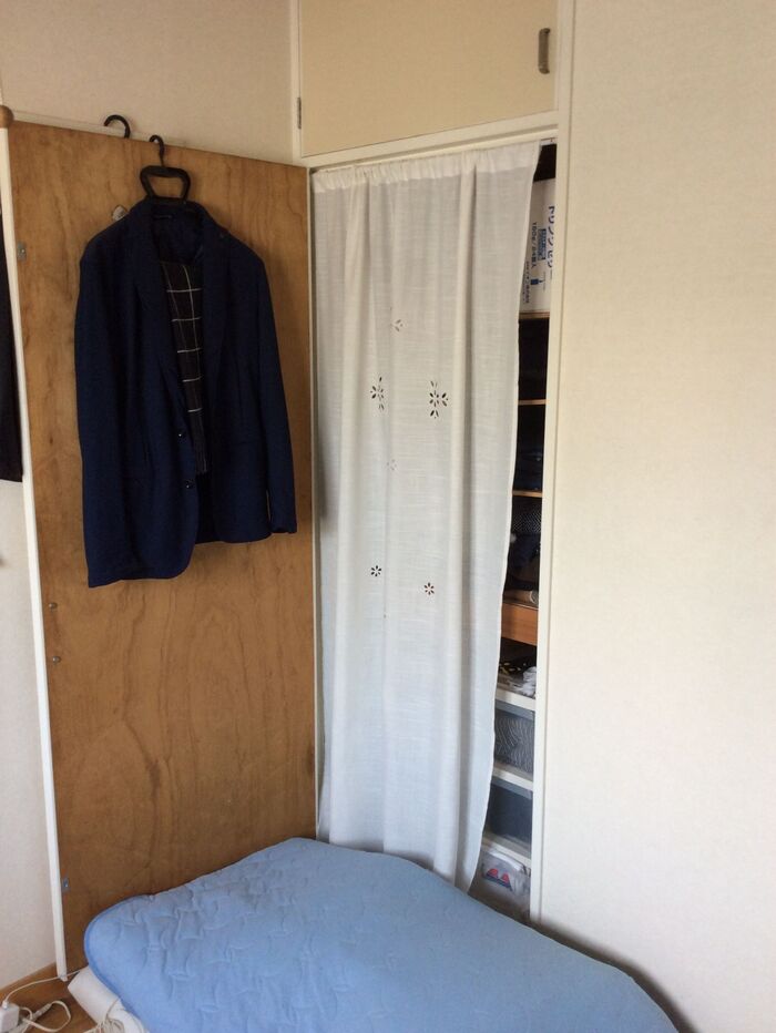 室内の収納扉を外します。