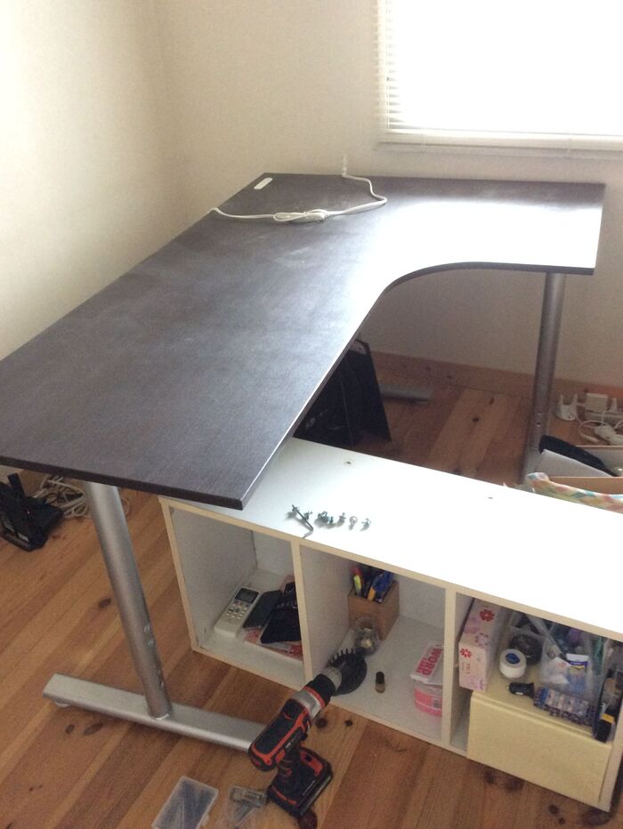 置いていたL字型のテーブルを解体する。