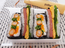 アウトドアにもおすすめ♪「おにぎらず(スパムエッグ&えびフライ)」