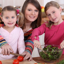 子供に上手にお手伝いさせるには?1歳からできる台所育児おすすめ3つ