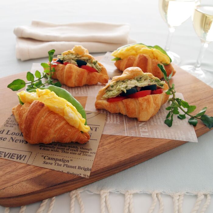 アウトドアにもおすすめ♪「チーズオムレツサンド&バジルチキンのクロワッサンサンド」