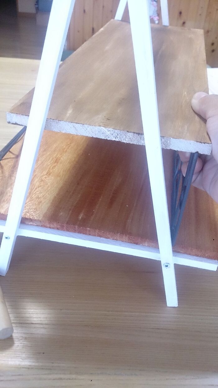 棚や背板を固定する。