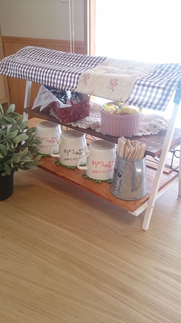 100均イーゼルとドア風オブジェでガーリーアイアンラック