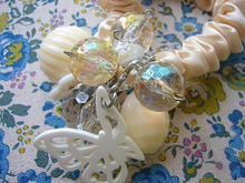 ハンドメイドで素敵に!バタフライのキラキラシュシュ