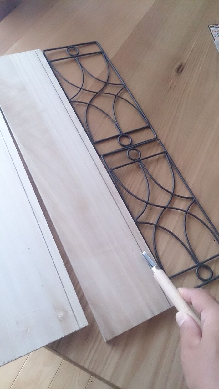 ドア風オブジェに合わせて木材を切る