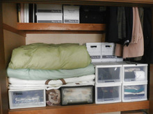 セリアのアイアンウォールバーを活用!冬物アウターの収納術(^_-)-☆