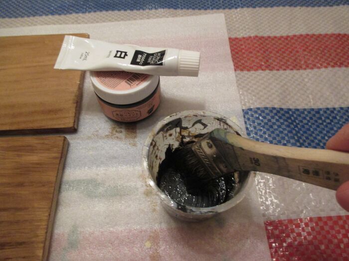 ③黒板塗料をぬる。