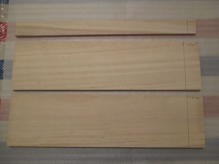 ①木材をカットする。