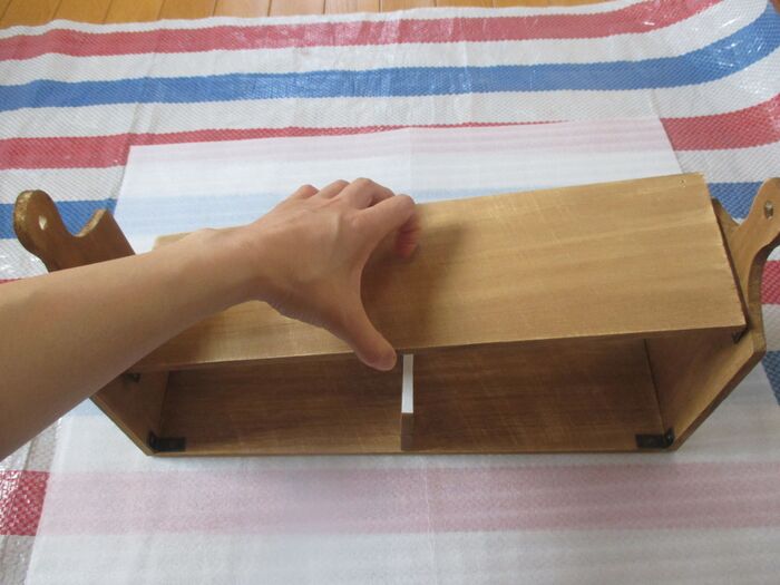 ⑥仕切りの木に両面テープをつけて、板をのせます。