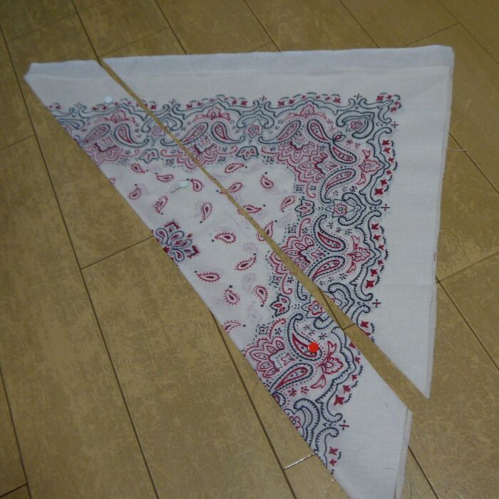 バンダナを切って縫う