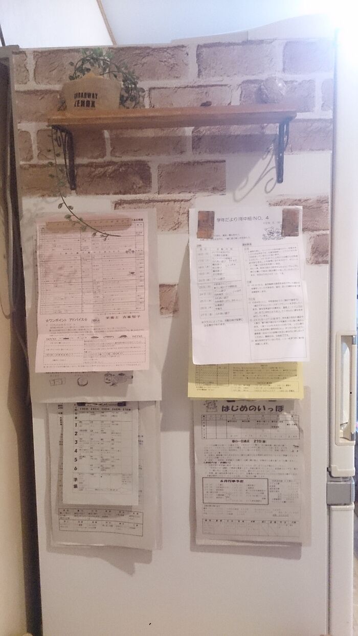 余った端材と100均でDIY!冷蔵庫に棚をつけておしゃれに!
