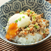 万能そぼろでひとアレンジ! そぼろ温玉どんぶり