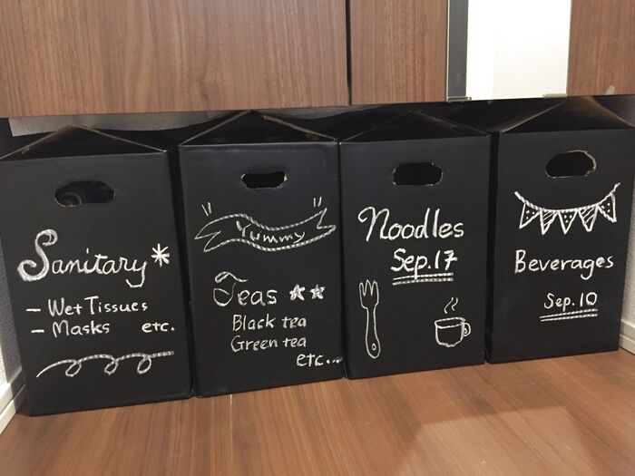 すきま収納をおしゃれに♫セリアの黒板シートを備蓄品管理に活用!