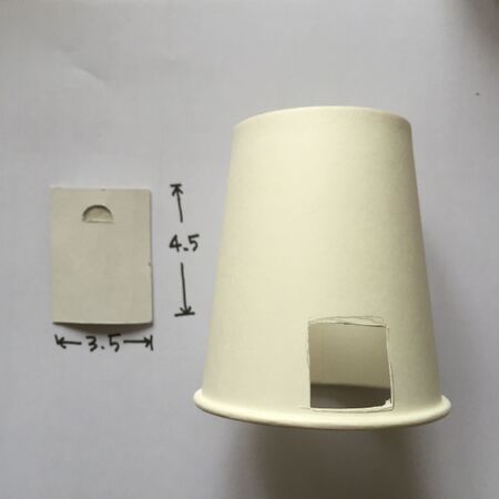 厚紙と紙コップを切る