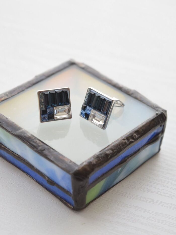 スクエアのスワロフスキーでハンドメイド!coolなイヤリング