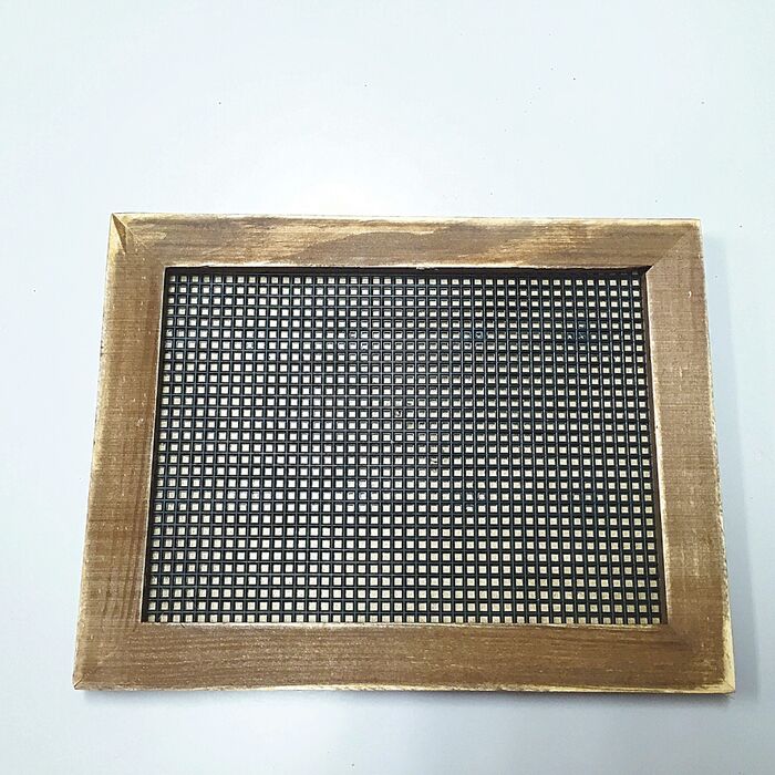 手順1.フレームに植木鉢用の網を貼ります