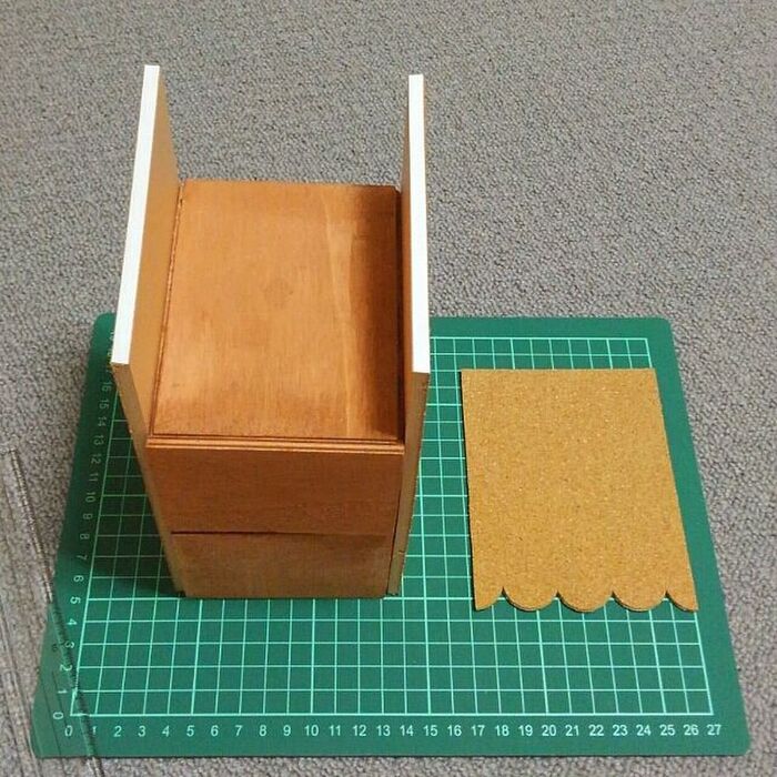 屋根パーツを接着