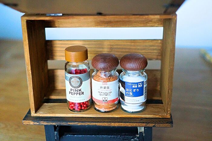 蓋を開けると収納コーナーに!