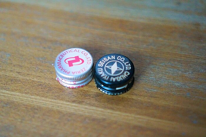 ボタンには栄養ドリンクの蓋の部分を使用しました