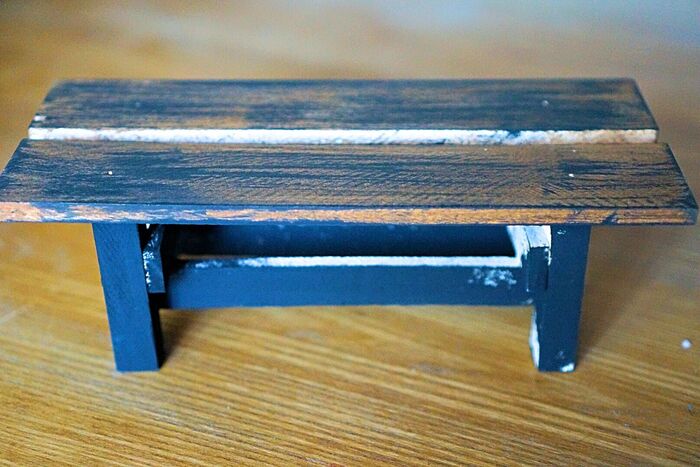 手順5.木製ディスプレイ台に色を塗る