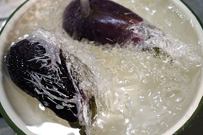 手順2.茄子を流水で冷やす