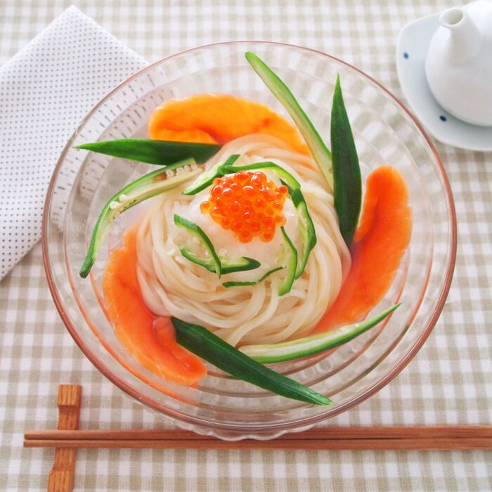和えるだけ!初夏に食べたい麺レシピ「オクラとサーモンのおろしうどん」