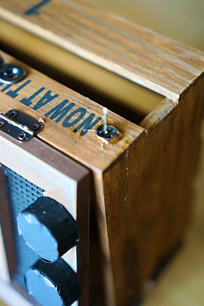 手順7.スクエアBOXの上に押しピンを貼り付ける