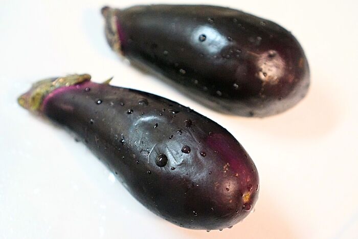 茄子を用意します。
