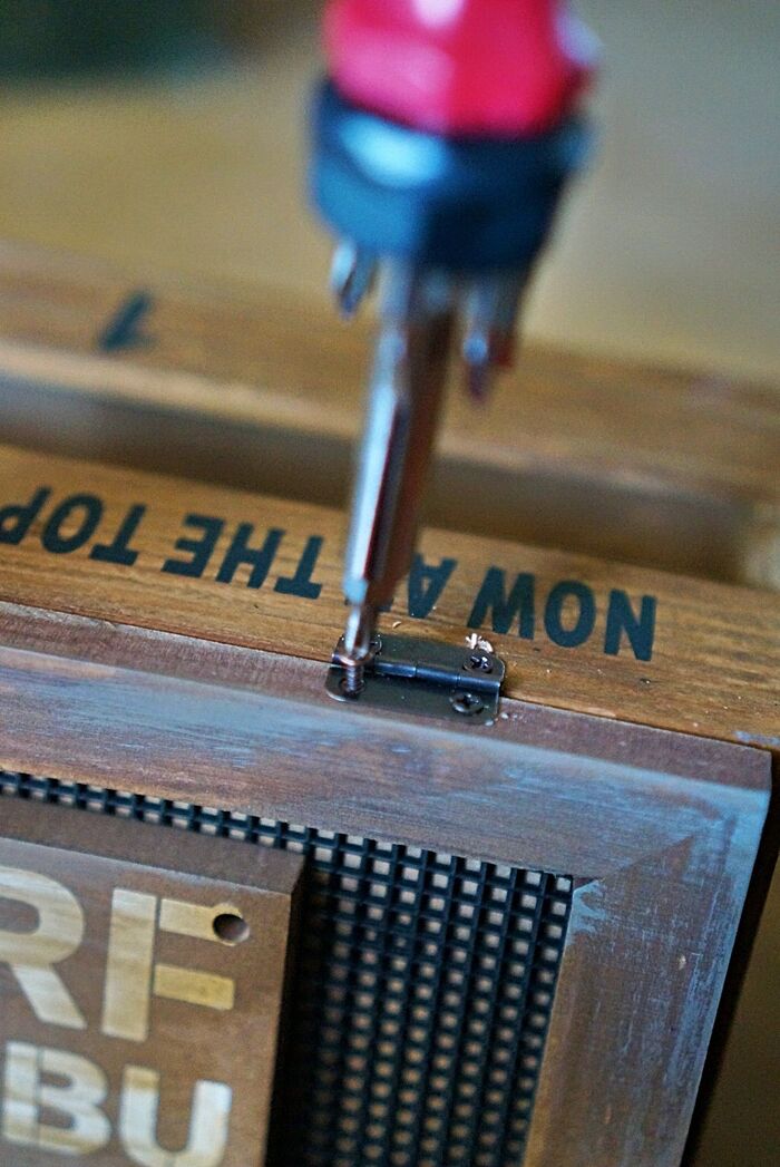 手順4.箱とフレームに蝶番をつける