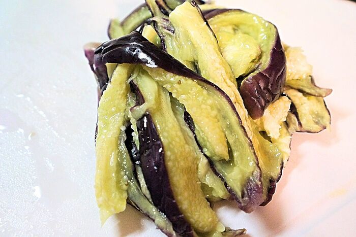 手順3.茄子を手で割く