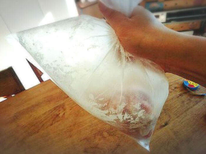 シャカシャカ振って、片栗粉を均一に付けます