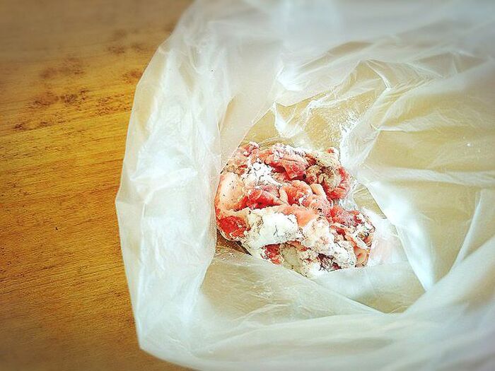 豚肉を茹でます