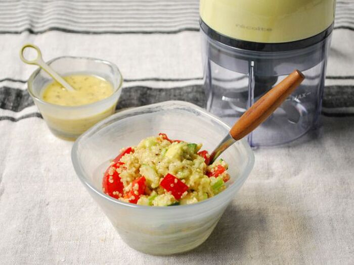 すりおろし玉ねぎが一瞬で♪手作りドレッシングで楽しむキヌアサラダ