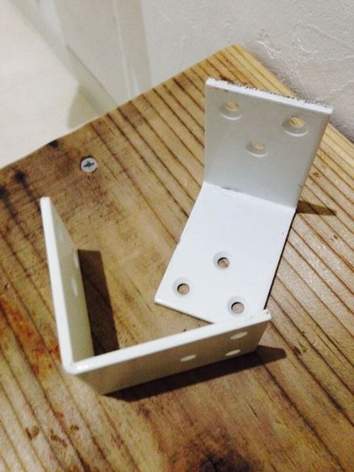 棚受けを使って棚を作ります。